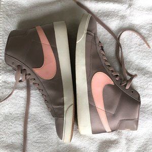 Nike Women's Mid Blazer Premium Pink Satin (Pumice Echo Pink)